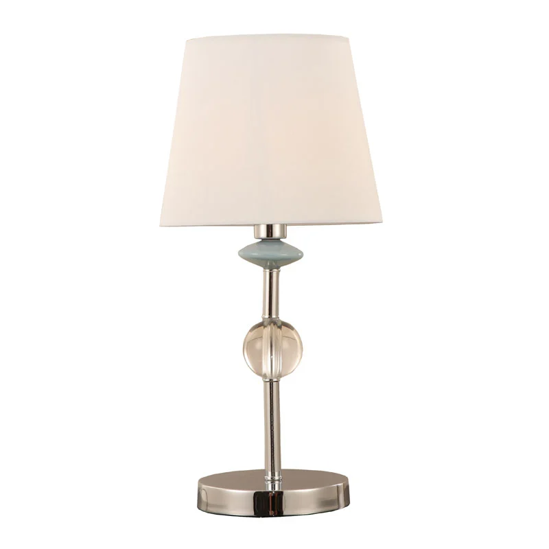 Tischlampe mit kegelförmigem Schirm in gebrochenem Weiß