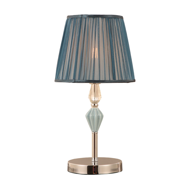 Traditionelle Tischlampe aus plissiertem Stoff
