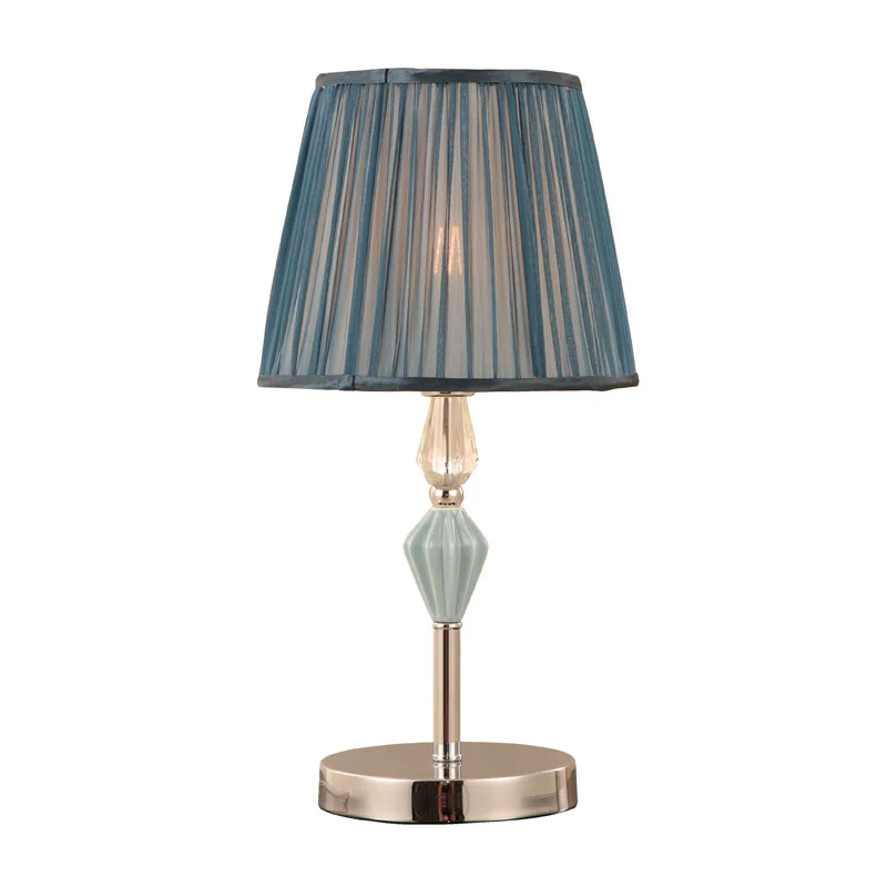 Traditionelle Tischlampe aus plissiertem Stoff